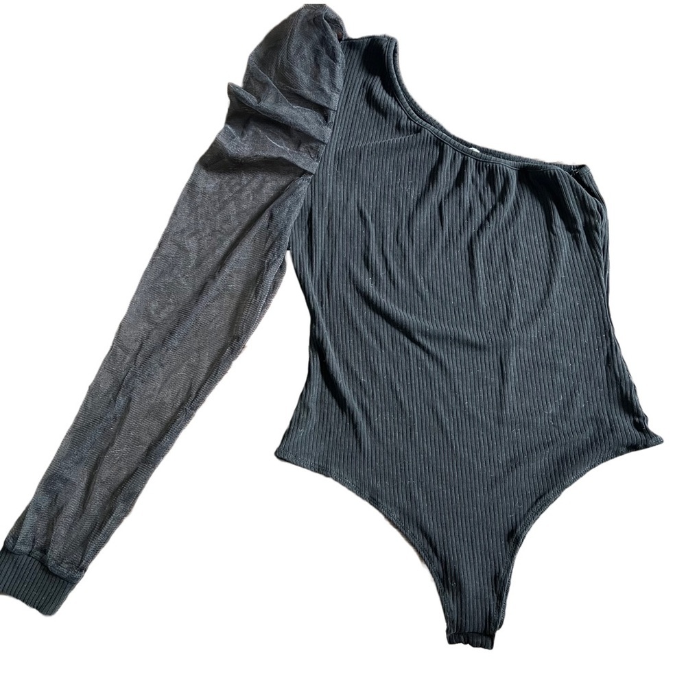 EESOME BLACK ONE SHOULDER RIBBED BODYSUIT WITH PUFF SHOULDER AND MESH SLEEVE